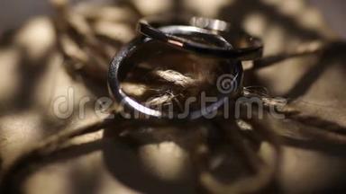 两<strong>枚</strong>结婚金戒指和星星的轮廓
